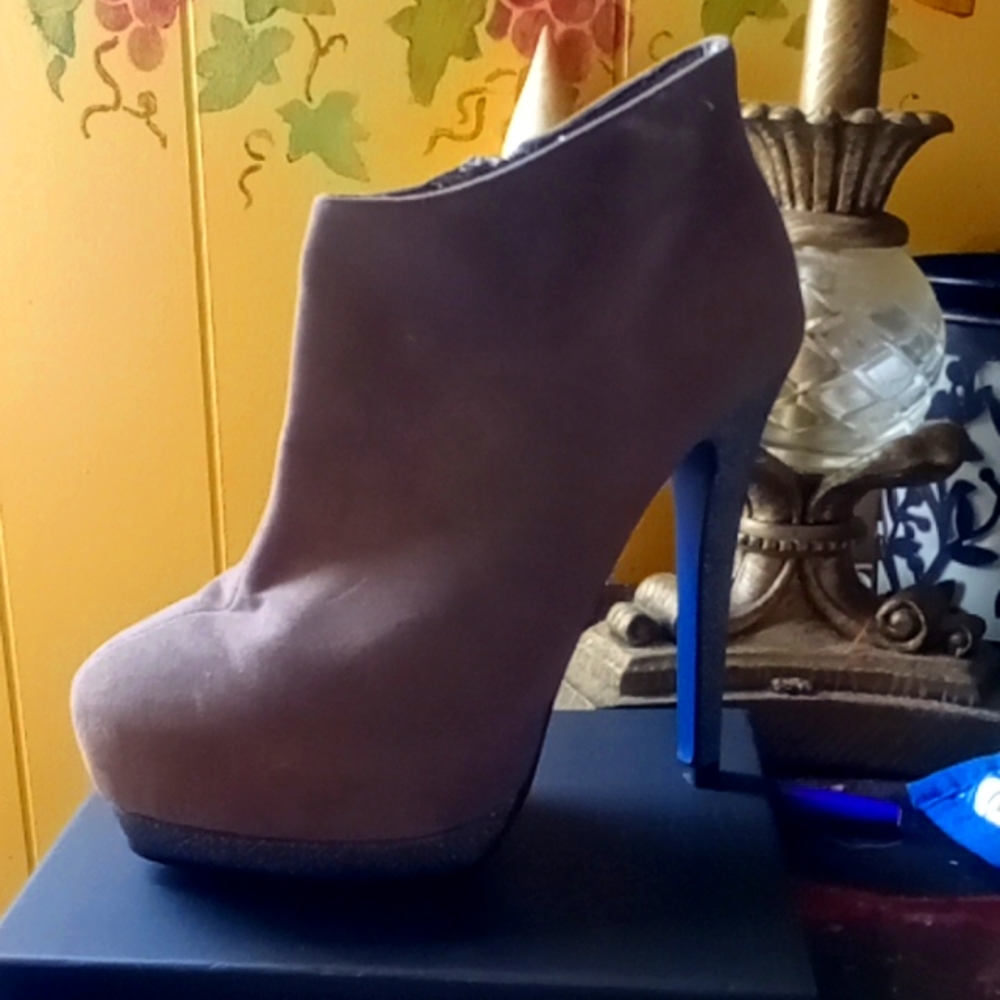 Makers Booties Heels size 6